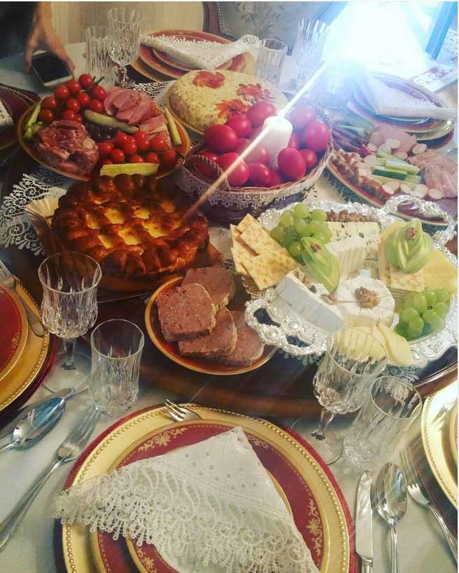 Raluca de la Bambi le-a arătat tuturor ce masă mare s-a făcut în familia lor de Paşte