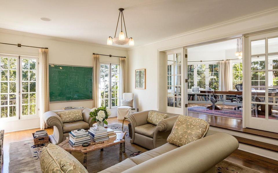 Angelina Jolie şi-a luat un adevărat palat, în apropiere de casa în care a stat cu Brad Pitt