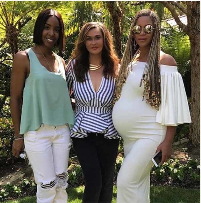 Tina Knowles (în centru), alături de Kelly Rowland şi Beyonce