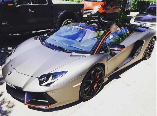 A. K. este acuzat de fosta lui iubită că minte cu neruşinare şi pretinde că trăieşte în lux, fiind în realitate sărac lipit pământului