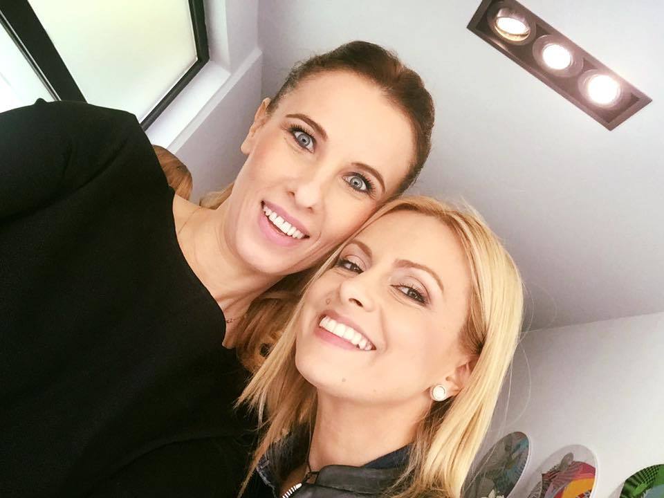 Simona şi Ionela sunt foarte bune prietene.