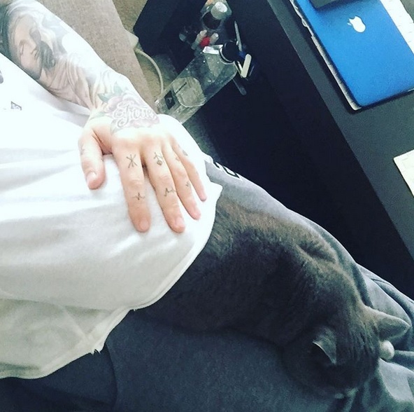 Ddy Nunes doarme alături de pisica lui.