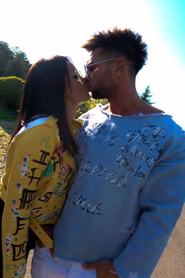 Dorian Popa şi Claudia s-au pozat în parc.