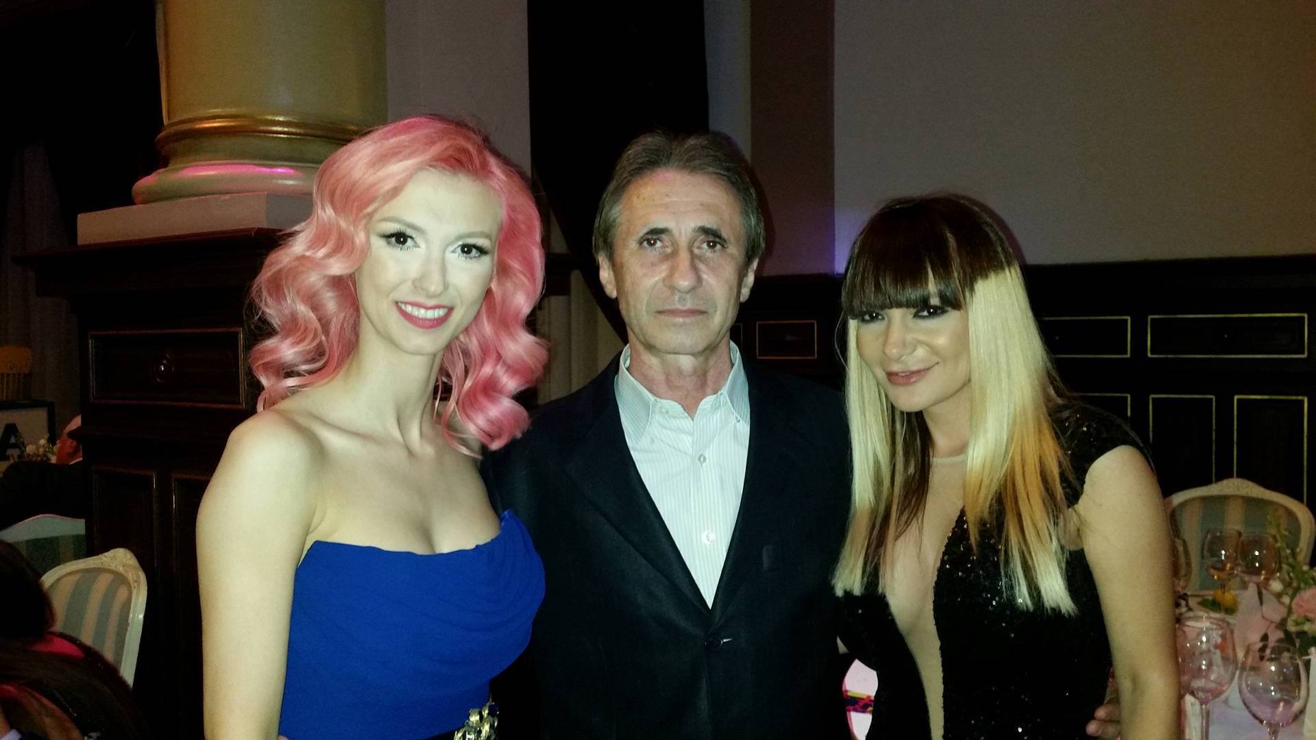 Săndel Bălan s-a pozat cu Andreea Bălan şi Andreea Antonescu.