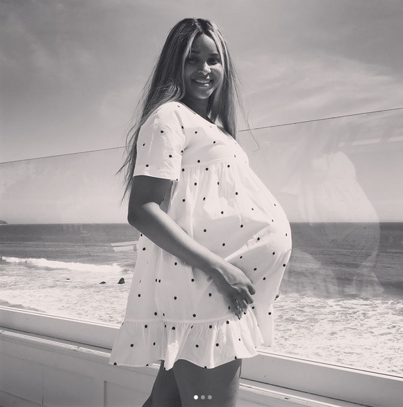 Burtica vedetei a crescut mult.