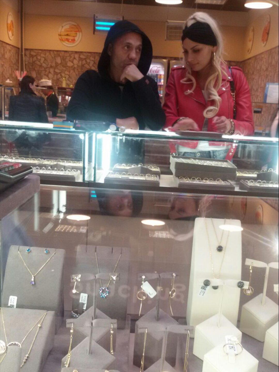 Nicolae Guţă a mers alături de cea mai nouă cucerire a sa, Cristina, în mall, pentru a se uita la verighete