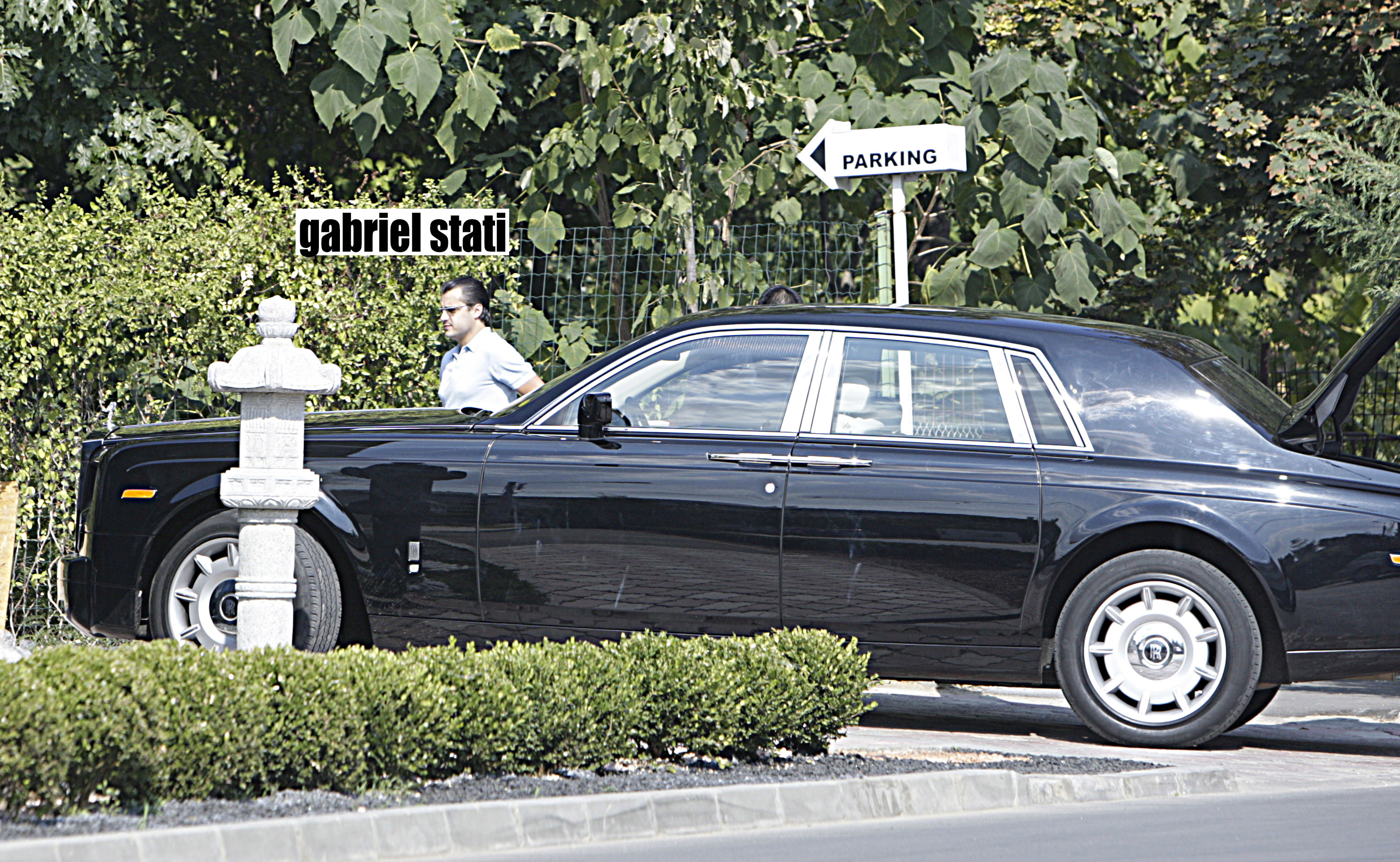 Gabriel Stati şi unul din Rolls Royce-urile cu care dădea pe spate vedetele feminine din Capitală
