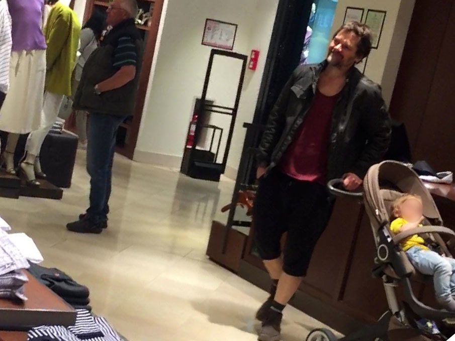 Actorul a avut grija de fiul său cât Andreea a probat hainele