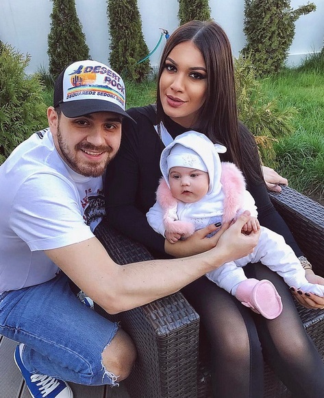 Betty Salam, împreună cu iubitul şi sora cea mică