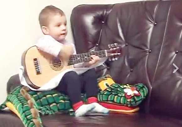Cezar a învăţat deja să cânte la chitară.