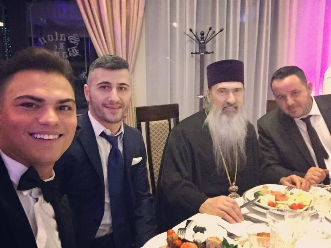 Iulian Demeter (stânga) s-a fotografiat alături de IPS Teodosie, la o nuntă