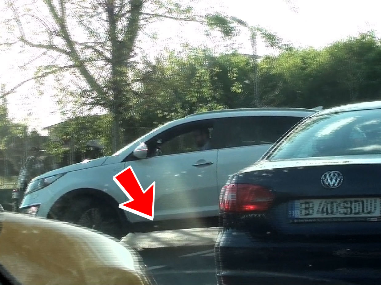 Răzvan a întors apoi maşina pe linia dublă continuă