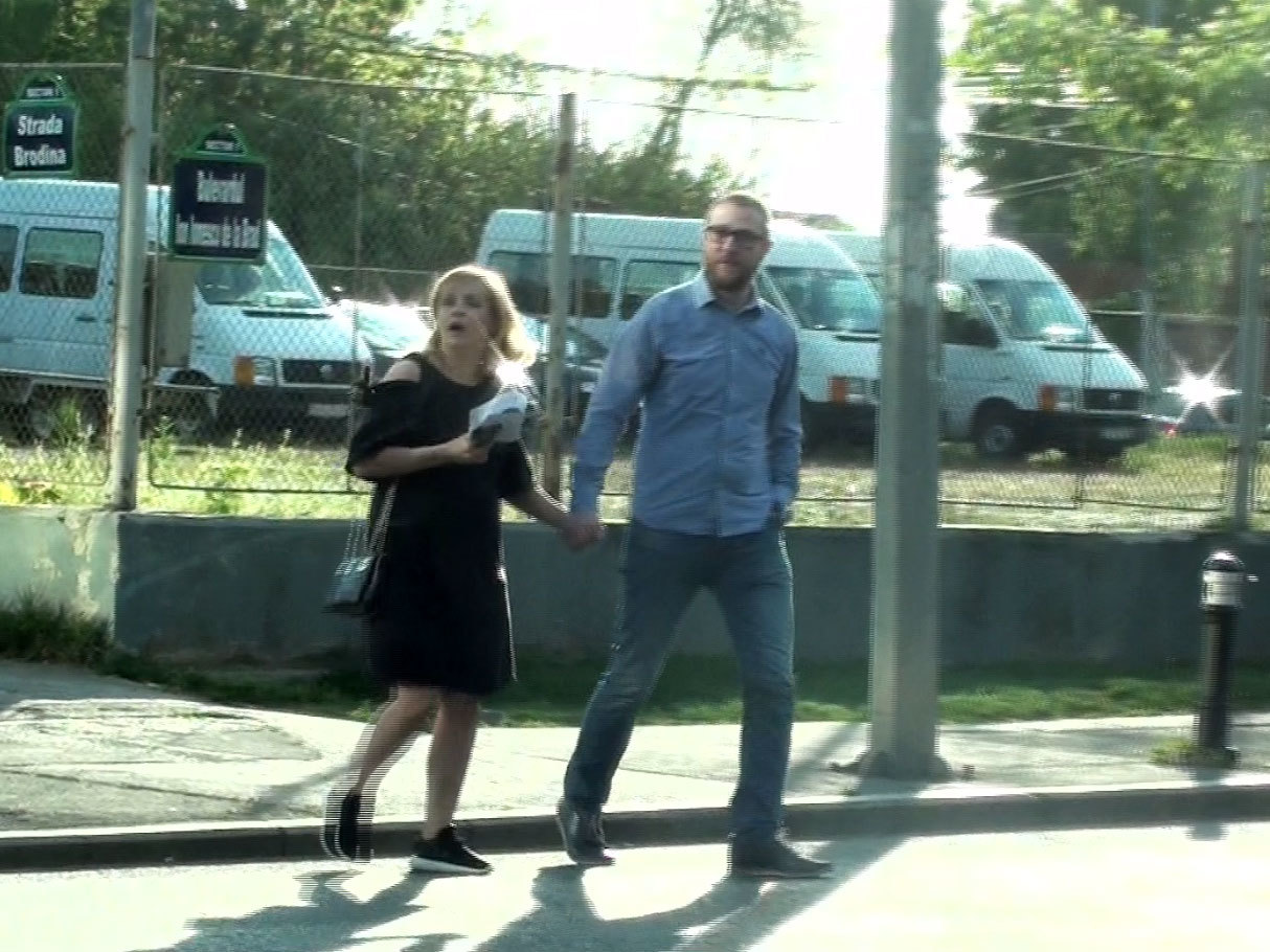 Simona şi iubitul ei au traversat prin loc nepermis