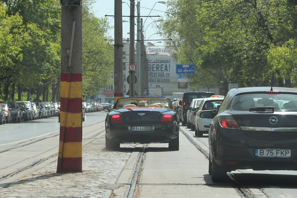 Sătul de stat în coloană, Franco Calu o ia pe linia de tramvai