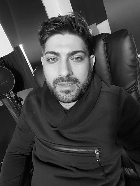 De când s-a aflat de boala Denisei, bărbatul postează doar fotografii alb-negru, iar chipul lui pare să-i trădeze suferinţa.