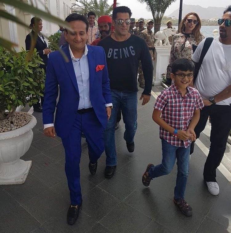 Salman Khan a mers însoţit de Iulia la o nuntă.