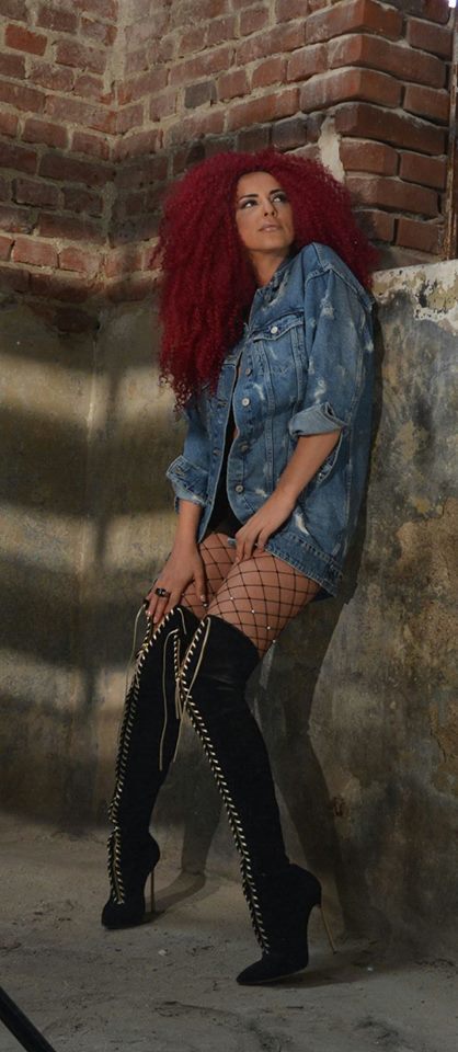 Lavinia a adoptat un nou look, purtând o perucă,