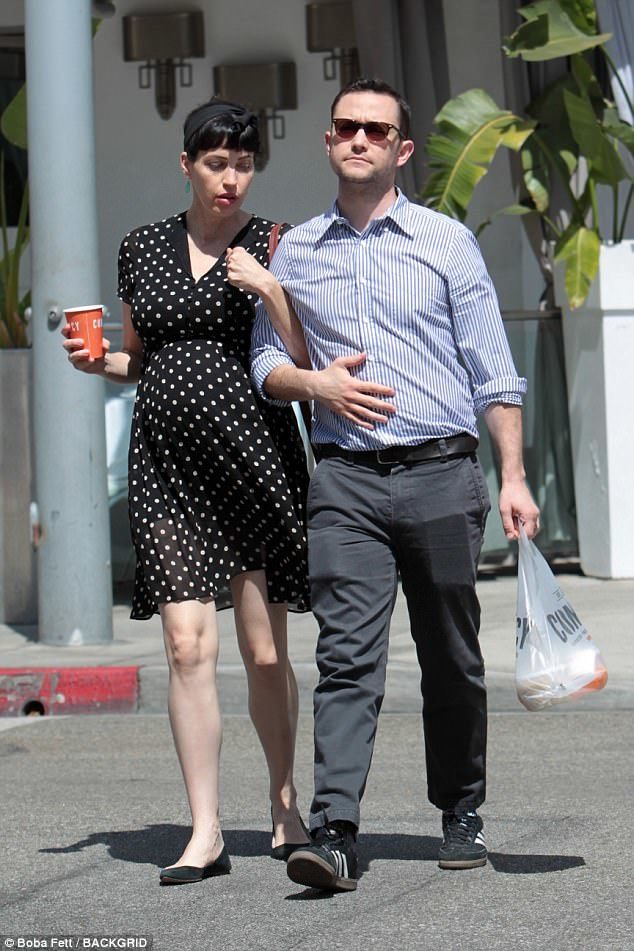 Joseph Gordon-Levitt şi Tasga McCauley vor deveni părinţi pentru a doua oară.

foto: Boba Fett / BACKGRID