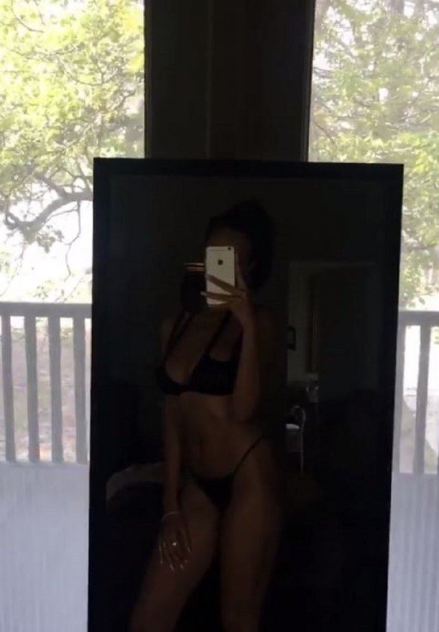 Mădălina Ghenea s-a pozat în costum de baie, la o lună după ce a născut.