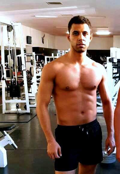 Alex are un abdomen definit, pe care Oana îl adoră