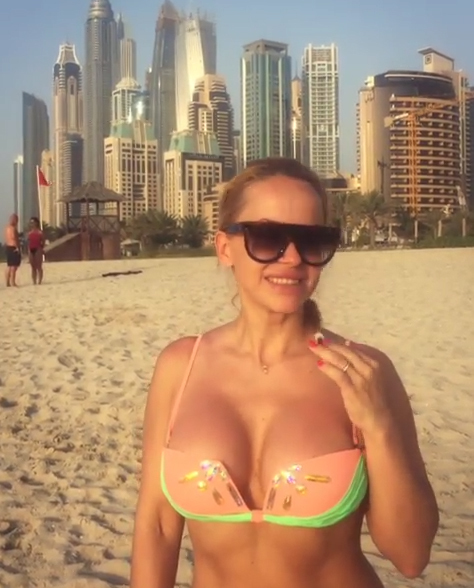 Anda Adam este la plajă, în Dubai.