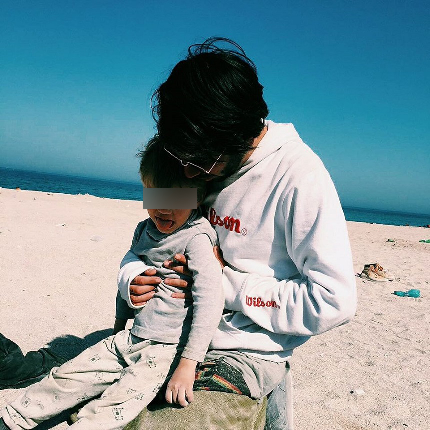 David Puşcaş s-a pozat la plajă cu un copil.