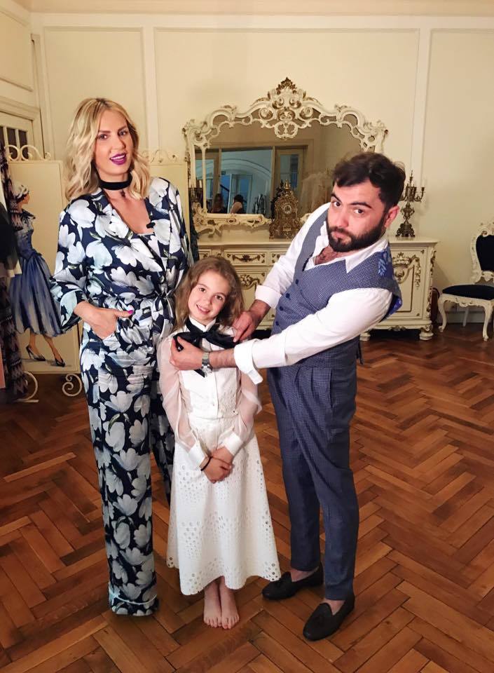 Sofia, fiica Andreei Bănică, probează ţinuta pentru botezului frăţiorului său, Noah.