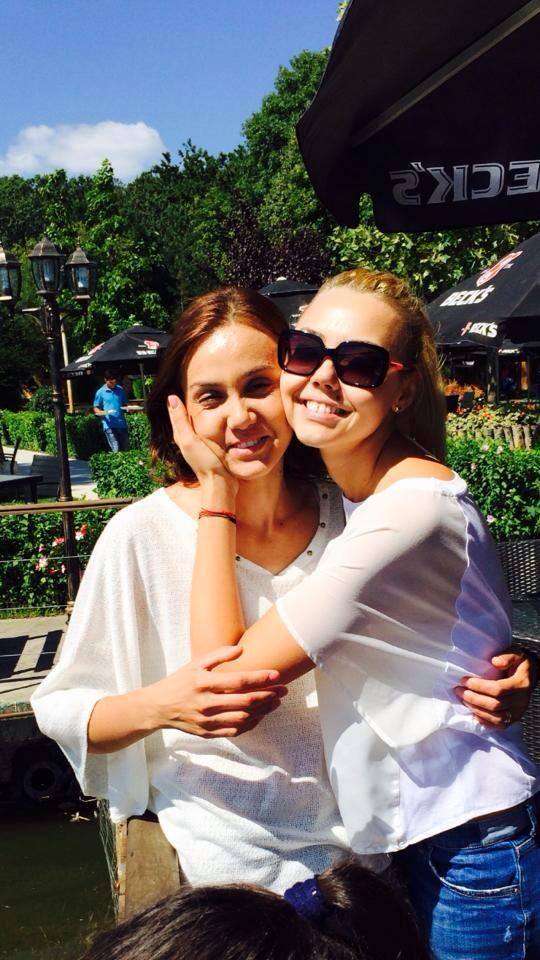 Denisa, împreună cu sora ei mai mare.