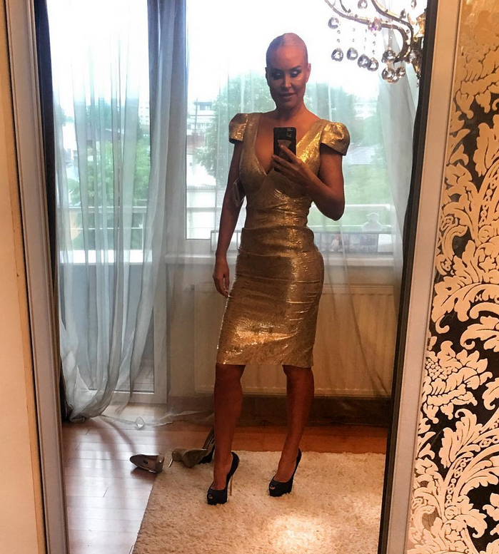 Vica Blochina a ales pentru petrecere o rochie aurie, care se mulează pe corp.