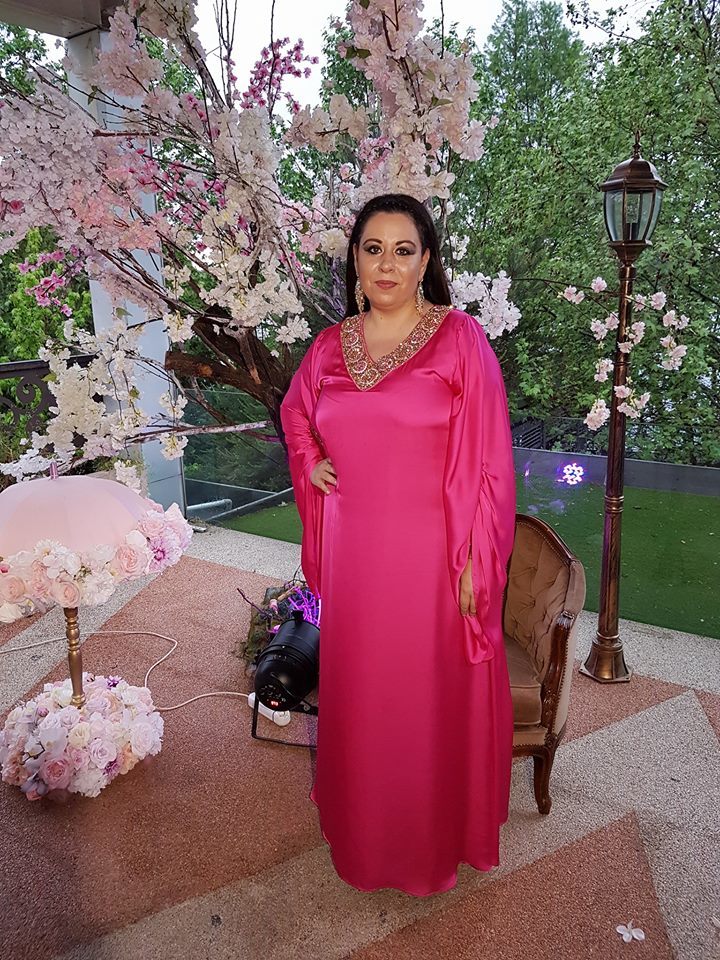 Oana Roman a purtat o ţinută de culoare roz.