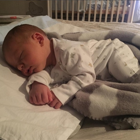 Sandra nu a rezistat şi l-a fotografiat pe micul Tiago Adrian, la trei săptămâni de la venirea pe lume