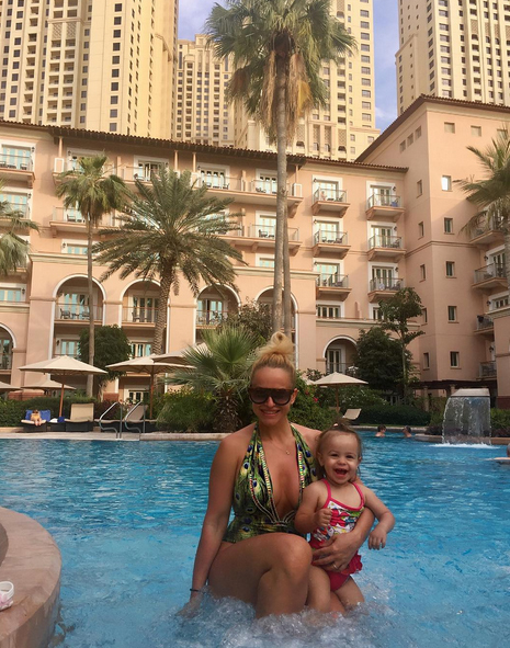 Anda Adam se află în Dubai alături de fetiţa ei.