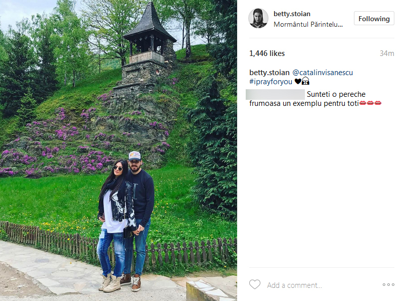 Betty şi iubitul ei, Cătălin, la Mănăstirea Prislop.