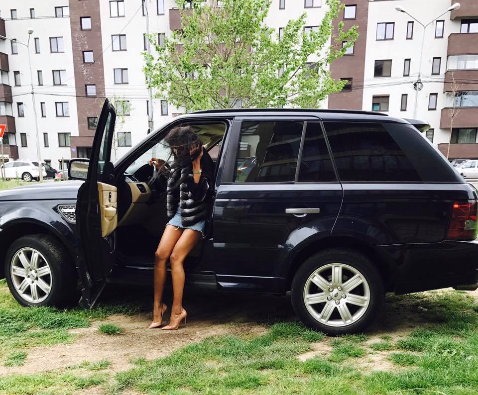 Laurette şi-a recuperat maşina pe care fostul iubit i-a luat în urmă cu câteva luni.