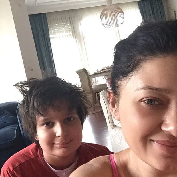 Nurgul are o relatie foarte strânsă cu fiul ei, însă îl fereşte pe cât de mult posibil de presă.