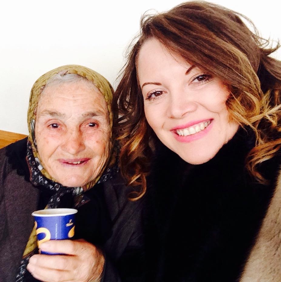 Oana Lis s-a fotografiat fără pic de make-up alături de bunica ei