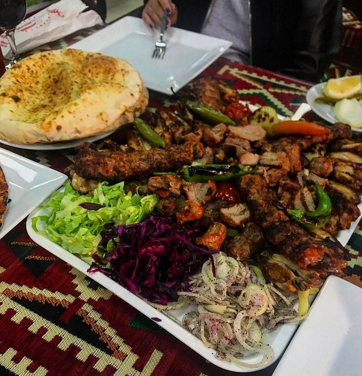 Betty Salam le-a arătat tuturor cum se răsfaţă la cină