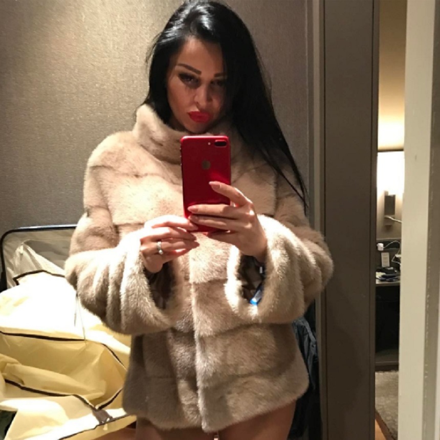 Brigitte Sfăt este foarte mândră de haina de blană pe care a cumpărat-o din Madrid