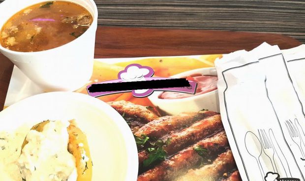 Oana Roman este încântată de mâncarea de la autoservire