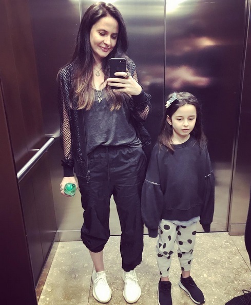 Adelina Chivu şi-a scos fiica la plimbare după ce aceasta a reuşit să scape de varicelă