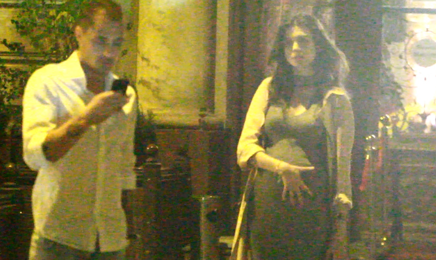 Iubita lui Drăghia şi-a mângâiat burtica de gravidă, aşteptând în faţa localului