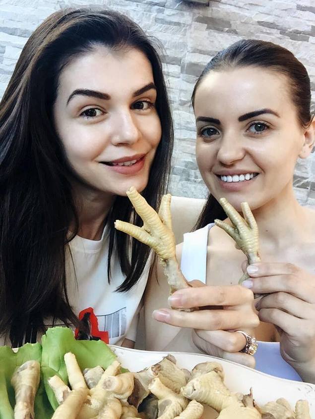 Monica Gabor şi Mădălina Apostol au încercat ghearele de pui