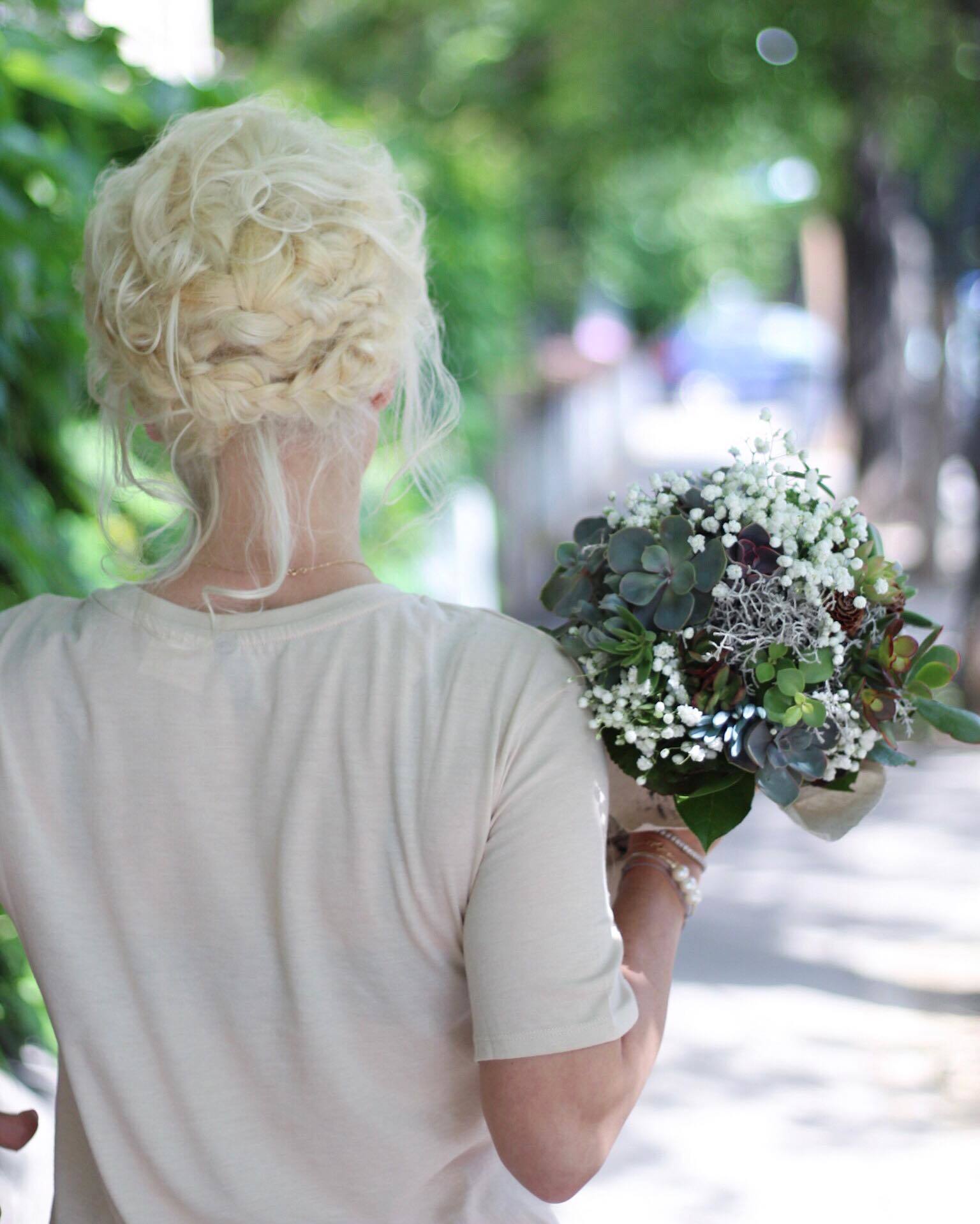 Jojo s-a pozat cu buchetul ”miresei”