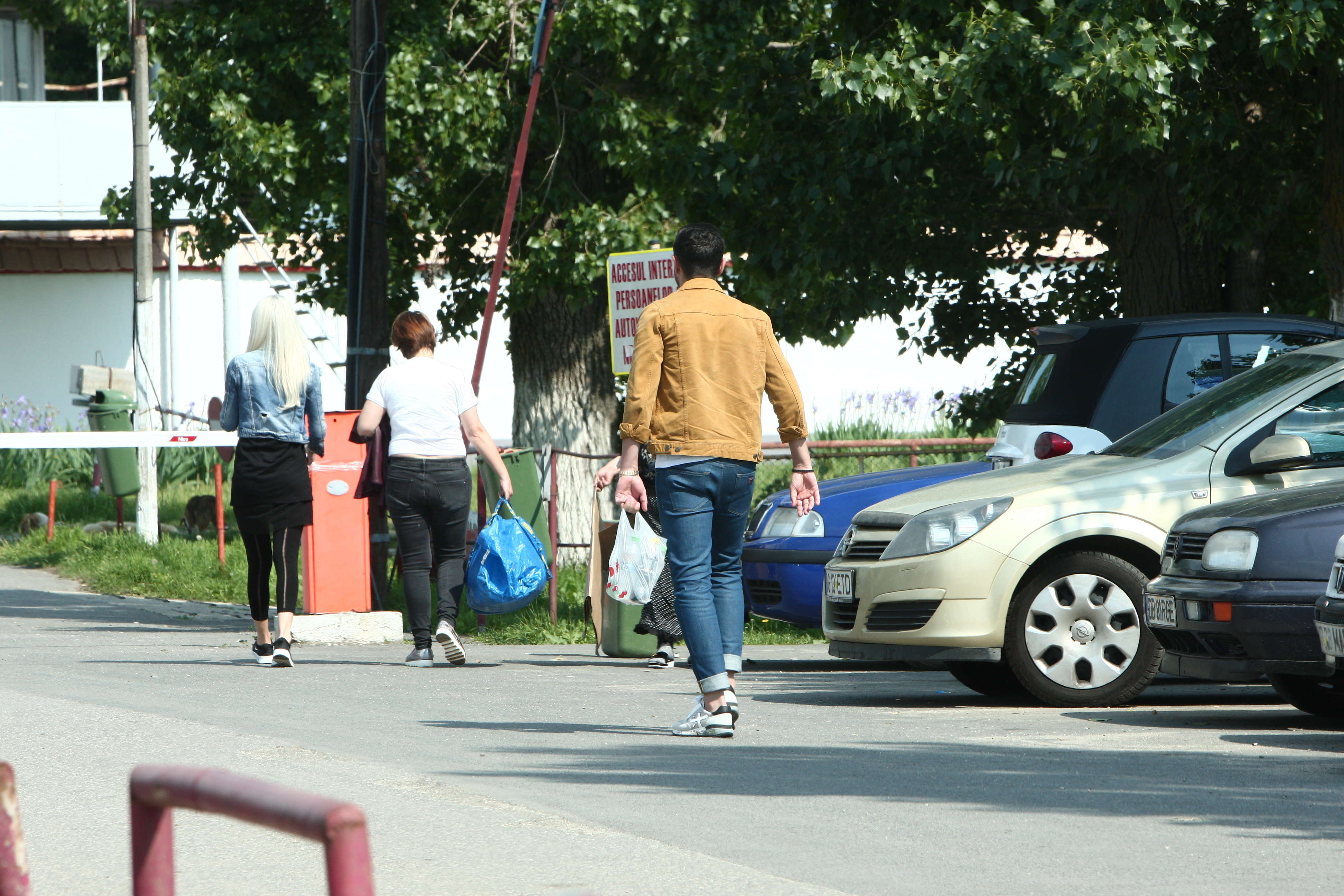 Alin Cocoş a păstrat distanţa faţă de Raluca Miu şi de doamna care o însoţea pe aceasta