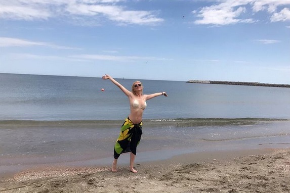 Diana Dumitrescu, la proba costumului de baie