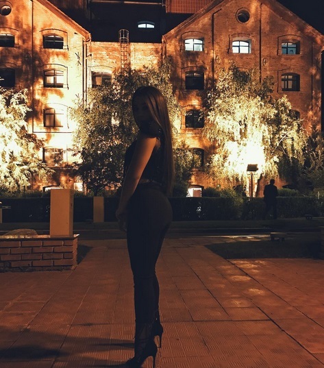 Nicole Cherry a ales o ţinută all-black pentru balul de absolvire