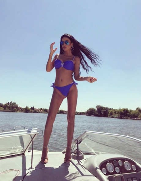 Daniel Crudu face furori în costum de baie.