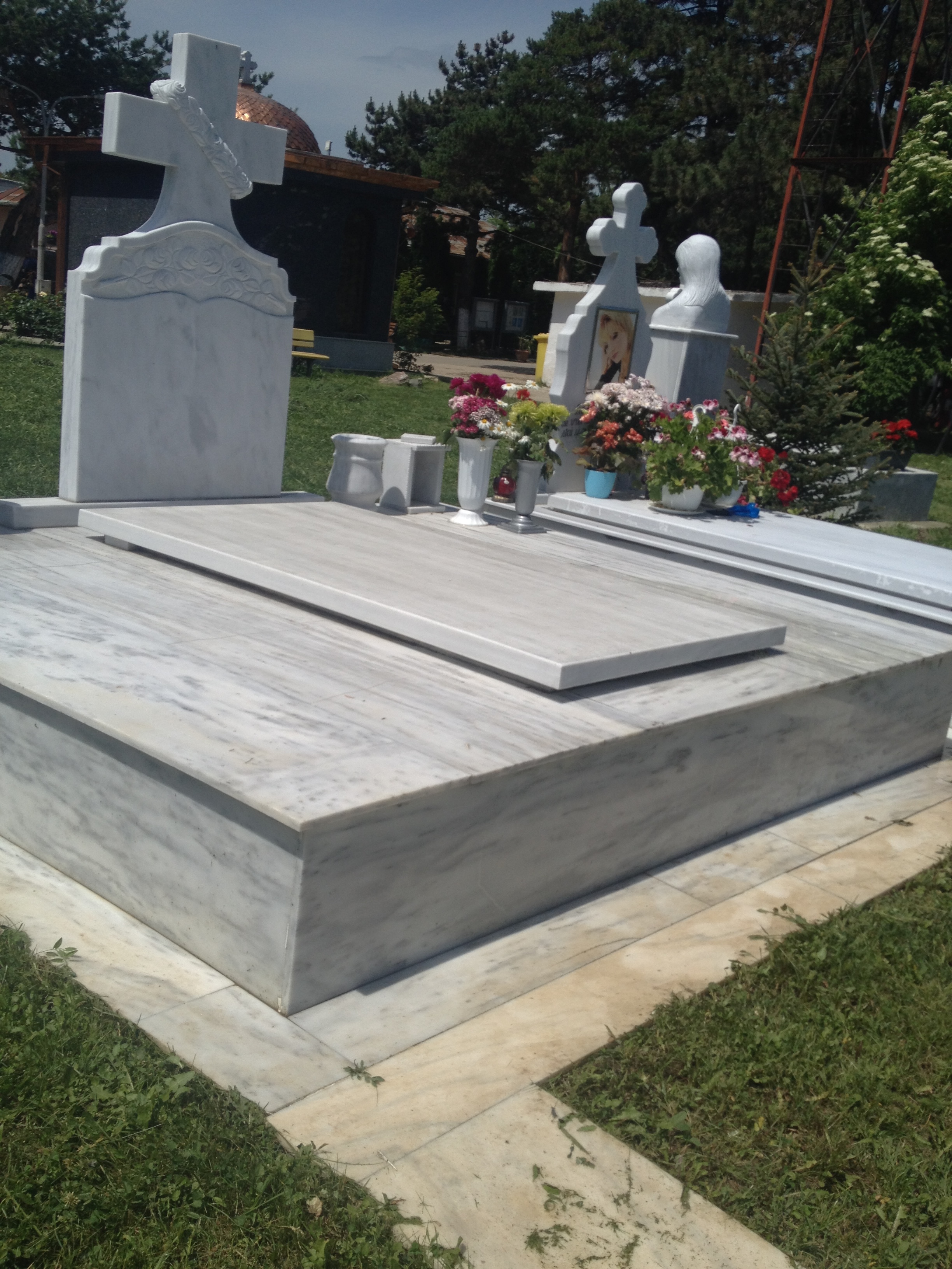 Mormântul Ilenei Ciuculete este extrem de bine îngrijit, iar Cornel Galeş se ocupă personal de acest lucru