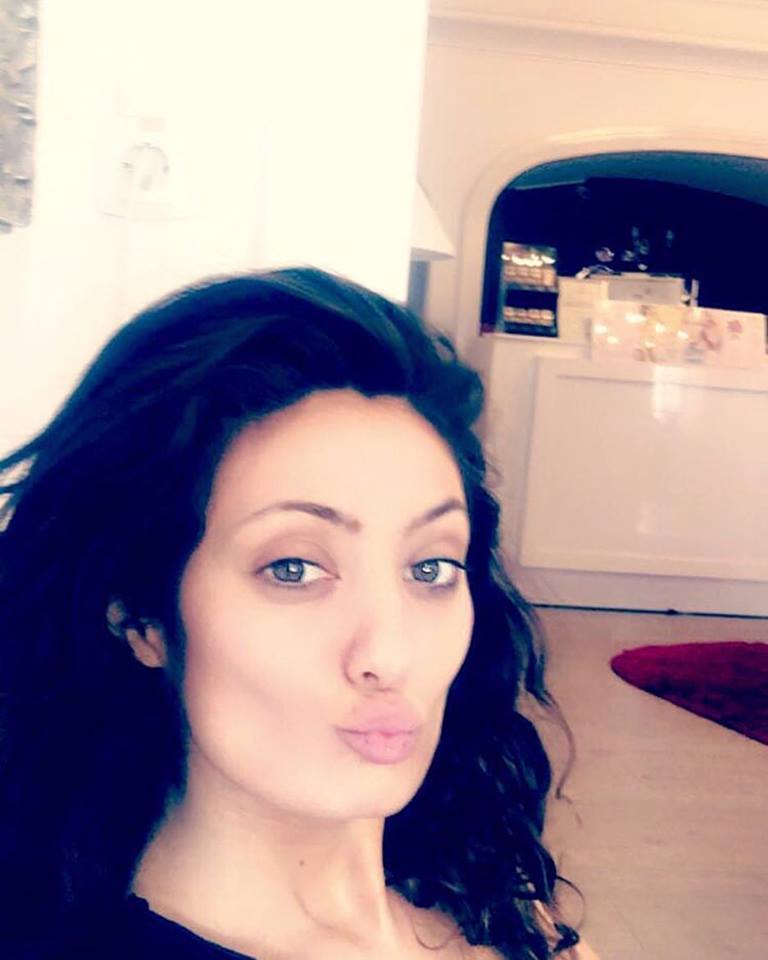 Claudia Pavel s-a pozat fără machiaj