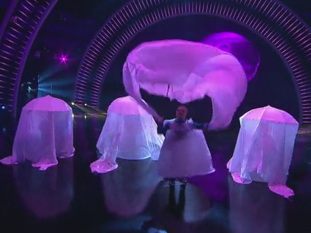 Fetele au intrat în scenă...sub forma unor meduze